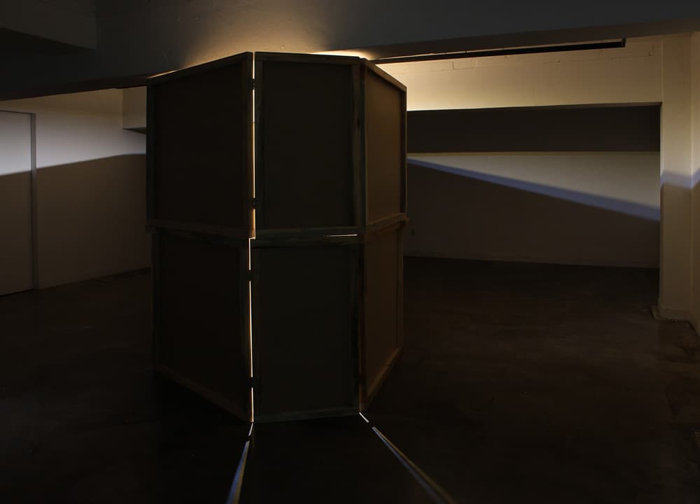 홍수현_unzutreffend_MDF, 각목, LED, 경첨_450x193x200cm_2019