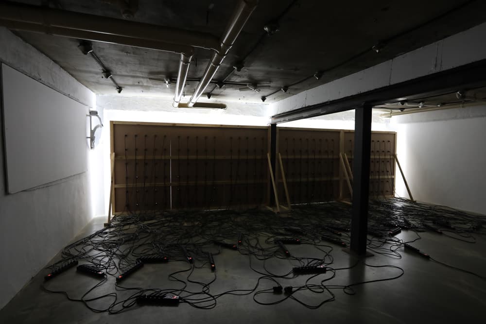 <Opposite>, 2018, MDF, LED 조명, 케이블, 멀티탭, 776 x 200 cm