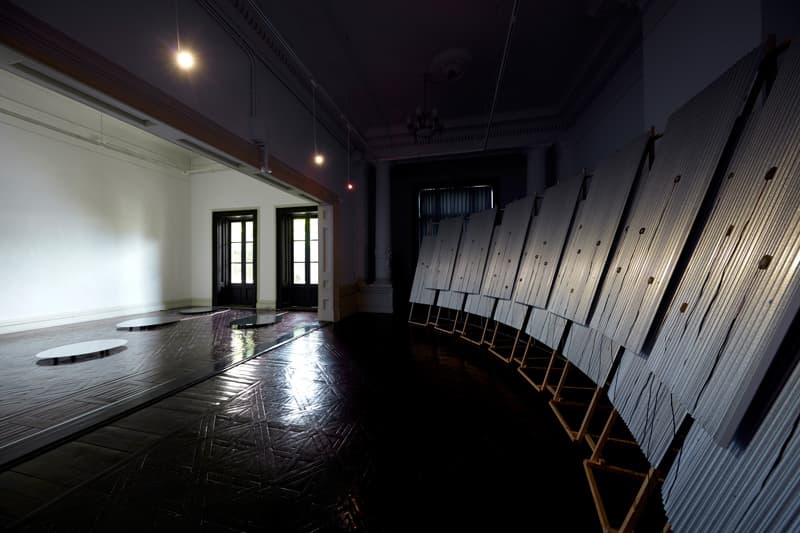 정만영, (좌)반사된 소리, 2018, 스테인리스강, 스피커, 앰프 외 혼합재료, 가변크기 (우)순환하는 소리2, 2018, 양철지붕, 피에조스피커, 앰프 외 혼합재료, 가변크기