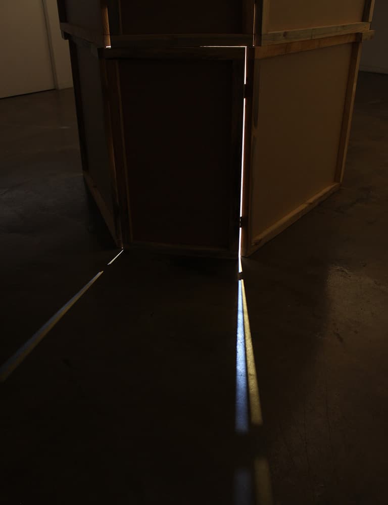 홍수현_unzutreffend_MDF, 각목, LED, 경첨_450x193x200cm_2019