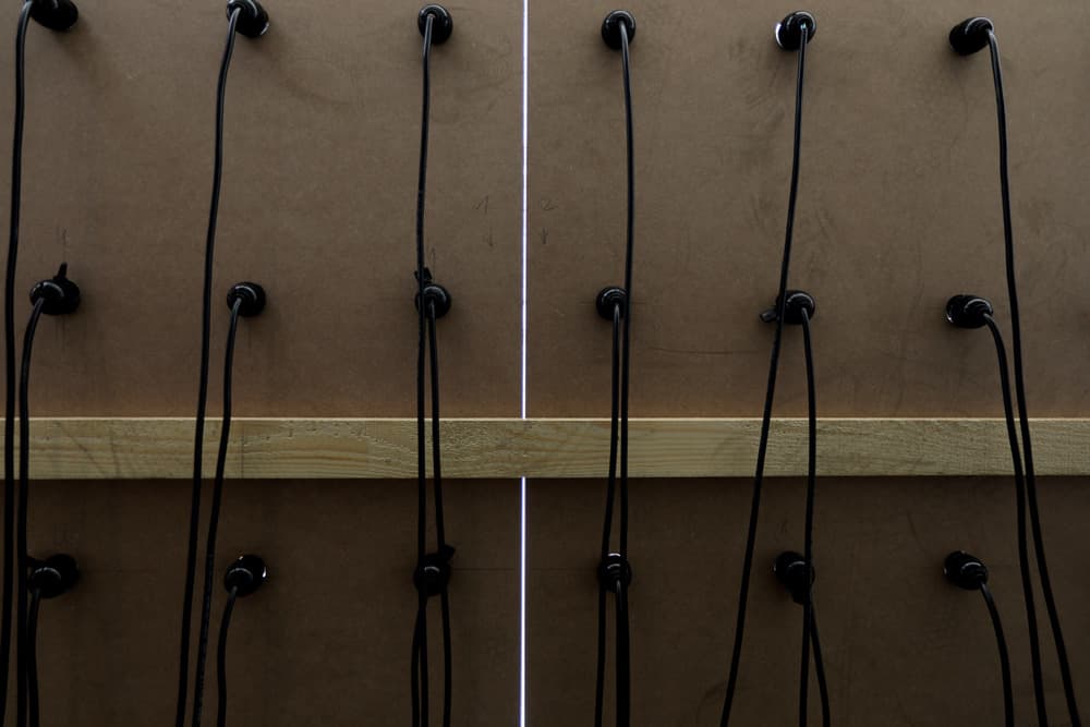 <Opposite>, 2018, MDF, LED 조명, 케이블, 멀티탭, 776 x 200 cm