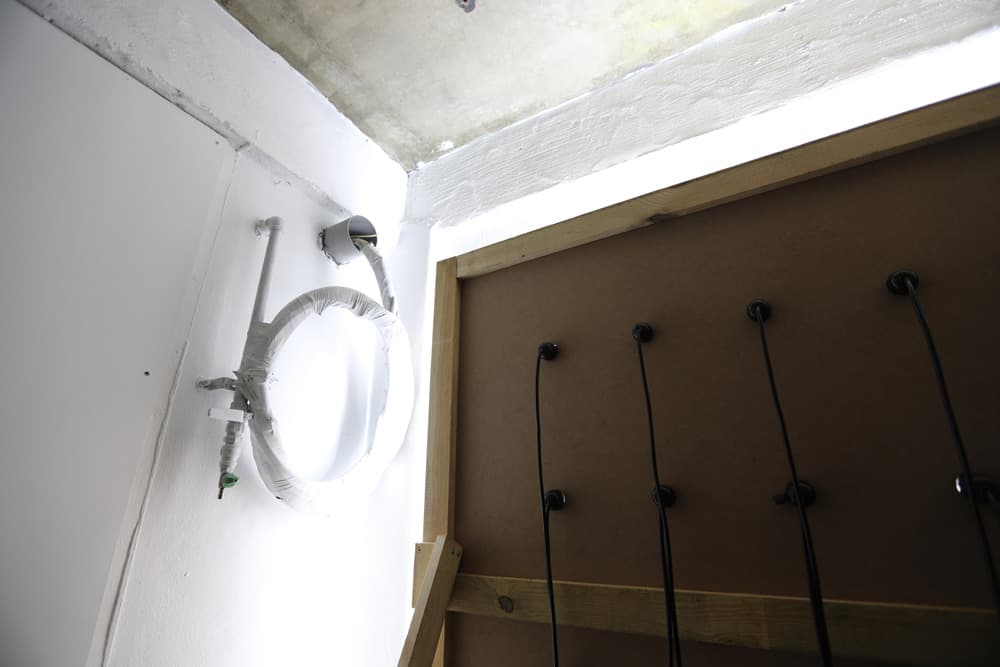 <Opposite>, 2018, MDF, LED 조명, 케이블, 멀티탭, 776 x 200 cm