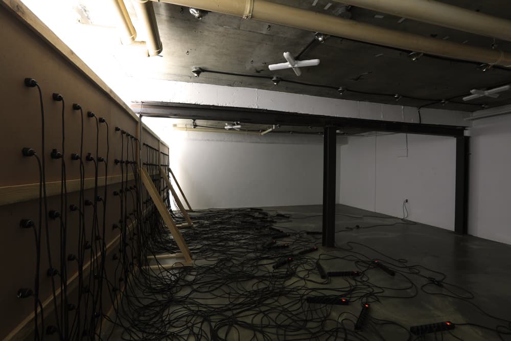 <Opposite>, 2018, MDF, LED 조명, 케이블, 멀티탭, 776 x 200 cm