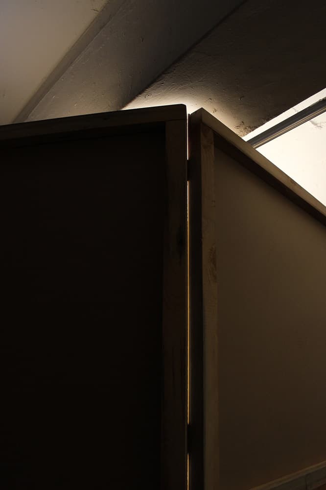 홍수현_unzutreffend_MDF, 각목, LED, 경첨_450x193x200cm_2019