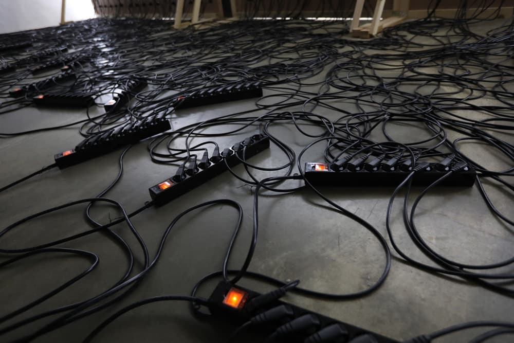 <Opposite>, 2018, MDF, LED 조명, 케이블, 멀티탭, 776 x 200 cm