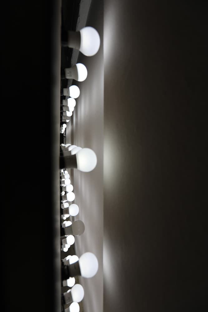 <Opposite>, 2018, MDF, LED 조명, 케이블, 멀티탭, 776 x 200 cm