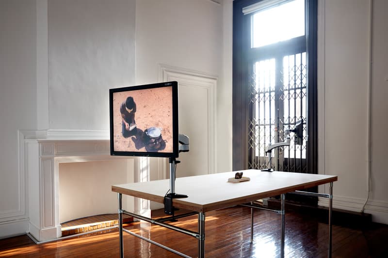 백정기, <기우제 마하미드>, 2008, 싱글채널비디오, <기우제 카이로>, 2008, 싱글채널비디오, 무제, 2018, 자철석, 바늘, 레진, 가변크기